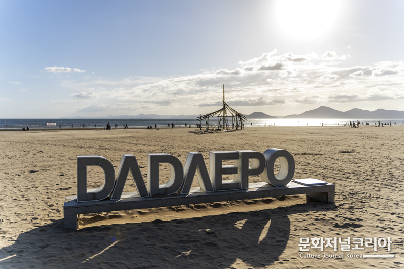 부산비엔날레조직위원회가 오는 9월 27일 2025바다미술제, 'Undercurrents: 물 위를 걷는 물결들'을 개막한다.