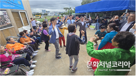 축하공연을 한 강옥래(중문동 해녀회장)가 손수 만든 해녀인형을 은퇴해녀에게 선물하고 있는 모습