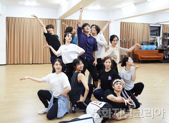 ▲ 뮤지컬<오!캐롤> 2018 연습 현장 (중앙) 정상윤, 앙상블