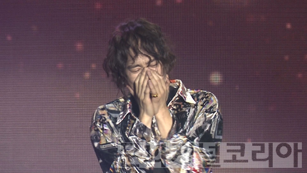 ▲ 양준일, 팬들과 조우하자 ‘폭풍 눈물’