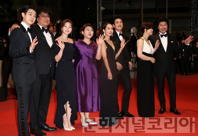 ▲ 배우 최우식, 봉준호 감독, 배우 박소담, 이정은, 조여정, 이선균, 장혜진, 송강호(왼쪽부터)가 21일(현지시간) 프랑스 칸의 팔레 드 페스티발에서 열리고 있는 제72회 칸 국제영화제 '기생충' 시사회에 도착해 포즈를 취하고 있다.