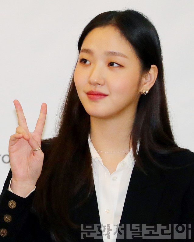 ▲ 영화배우 '김고은' 30일 오후 서울 중구 한국프레스센터 외신기자클럽에서 열린 환경부 자원순환 홍보대사 위촉식에 참석, V를 그리고 있다.