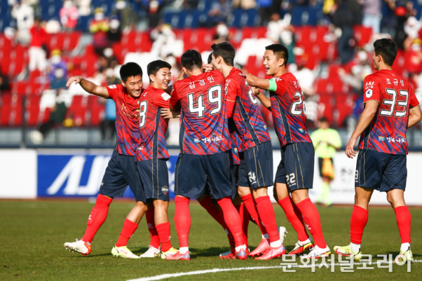 ‘전석매진’ 김천, 부산에 2대 2 무... 16G 무패 · K리그1 승격!