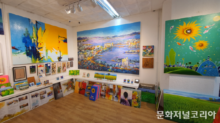 부산 구서동 역사내 황해수 화백 갤러리에는 다양한 유화전을 볼 수 있다.