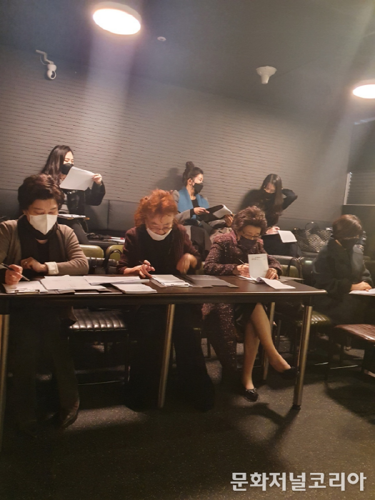 (아래) 이경숙교수, 채준자 교수, 장혜원 피아노학회 이사장 겸 Creativo Arte 대회장, 윤경미교수 (위) 김지나교수, 송민지교수, 김예슬교수