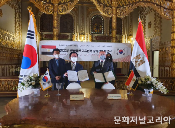  (MOU체결식) 왼쪽 김현모 문화재청장_오른쪽 모스타파 와지리국가유물최고위원회 사무총장(이집트 카이로 마니얼 팰리스)