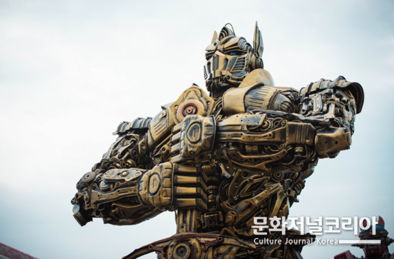 정크아티스트 에릭송이 구현한 옵티머스프라임, 높이 600cm, 폐자동차부품