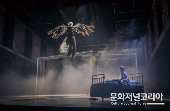 연극 '엔젤스 인 아메리카-파트 원' 공연 사진. (사진=국립극단 제공)
