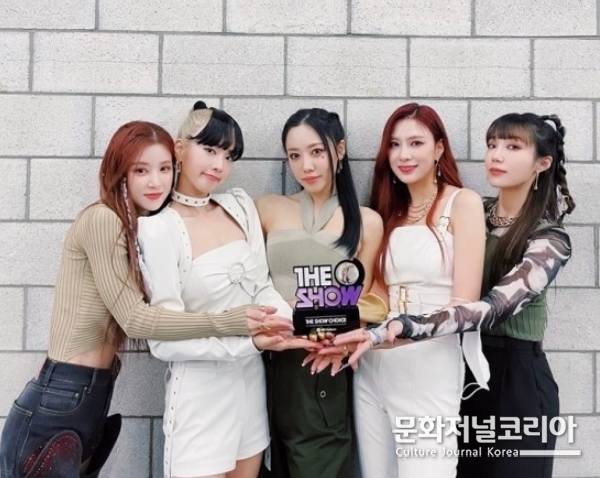 '에이핑크' 트로피 인증샷 (사진=IST엔터테인먼트 제공)
