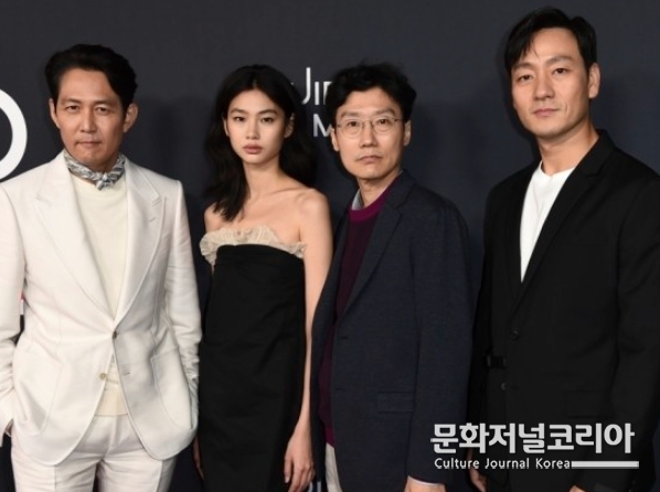 오징어게임 배우들와 감독