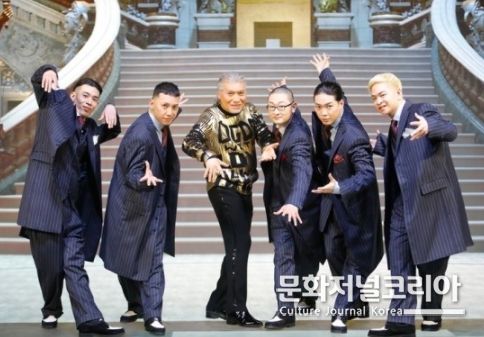 나훈아와 월드 페임 어스