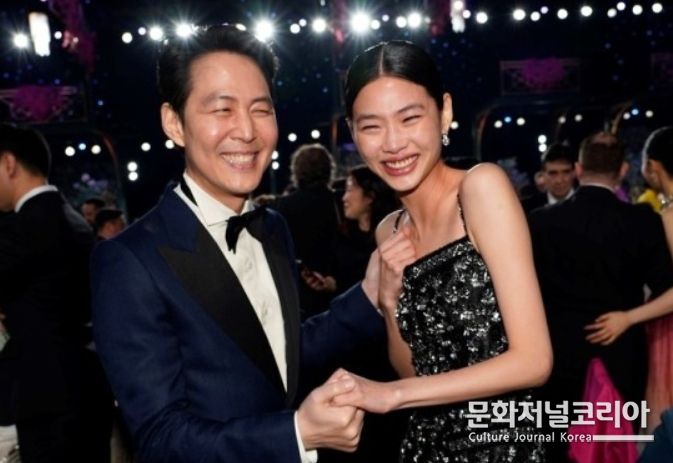 정호연과 이정재는 이날 '오징어 게임으로 각각 여자 연기상과 남자 연기상을 받았다