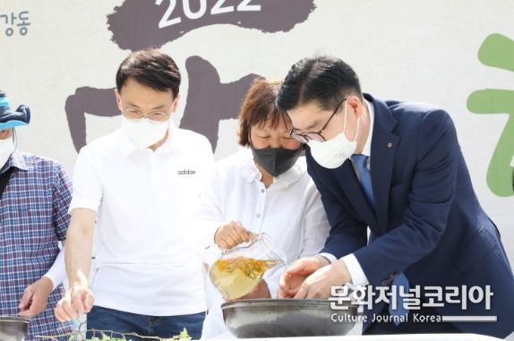 6월 4일(토) 강동구청 열린뜰에서 개최된 ‘단오한마당’에서 창포물에 손씻기 행사에 참여하고 있는 이정훈 강동구청장