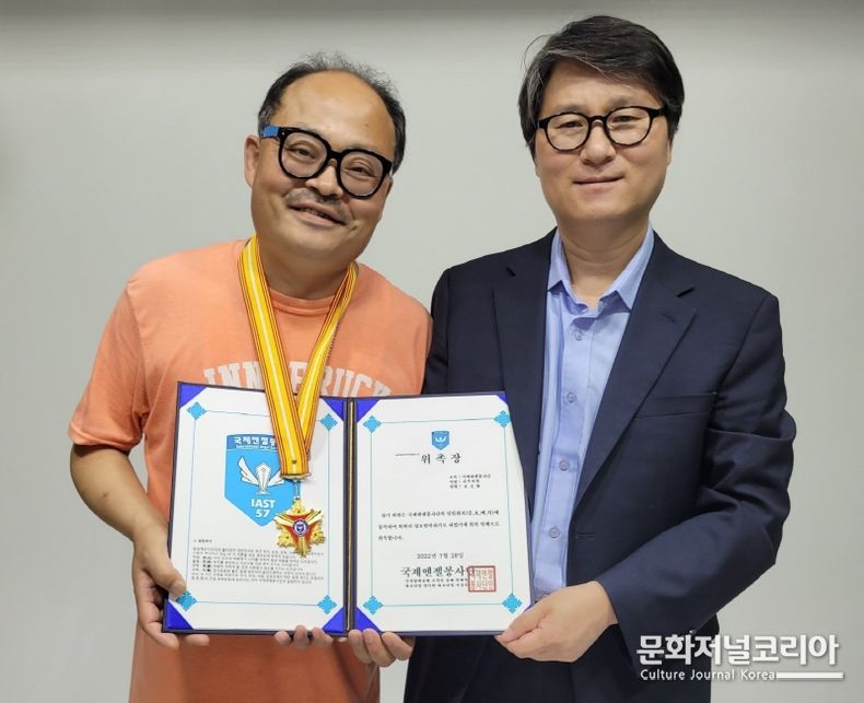 신승환 배우에게 국제엔젤봉사단 김은정 공동대표가 사무처장으로 위촉장 수여