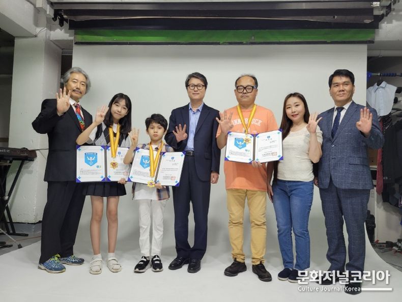 이계영 배우,이예인 홍보대사,황희 홍보대사,김은정 공동대표,신승환 사무처장,이유린 배우,정연표 아시아청년연맹 이사장(사진속 손가락 네개는 충,효,예,의를 뜻하며,국제엔젤봉사단의 섭립취지다)