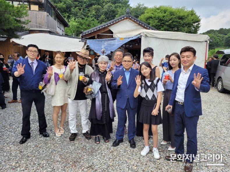 영화 나비효과 출연진들과 축하인사좌부터 장원규 이사,유지은 배우,신승환 배우,이시연 회장,임경식 대표,전원창 대표,이예인 배우,박나현 대표,김별 배우,강태우 대표)
